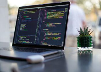 Notebook exibe código de programação, imagem ilustrativa para matéria sobre cursos gratuitos de tecnologia