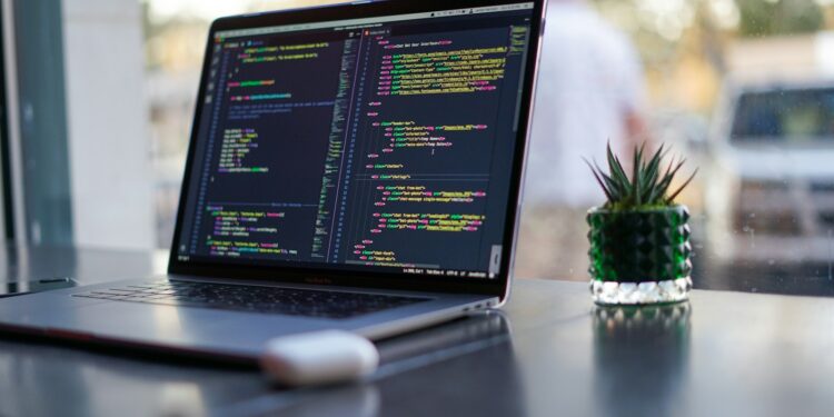 Notebook exibe código de programação, imagem ilustrativa para matéria sobre cursos gratuitos de tecnologia