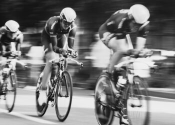Atletas em prova de ciclismo, imagem ilustrativa para matéria sobre resultados do paratriatlo brasileiro