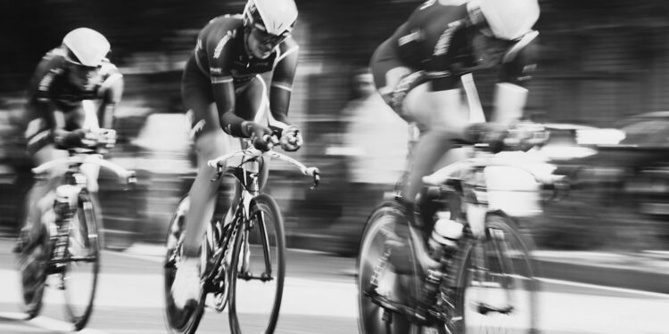 Atletas em prova de ciclismo, imagem ilustrativa para matéria sobre resultados do paratriatlo brasileiro