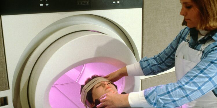 Paciente sendo preparado para exame de ressonância magnética em ambiente hospitalar, imagem ilustrativa