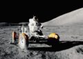 Astronauta e veículo na superfície da Lua, imagem ilustrativa para matéria sobre o rover lunar MAGPIE
