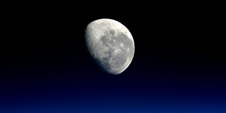 Superfície da Lua, imagem ilustrativa para matéria sobre modelo de inteligência artificial da NASA e IBM