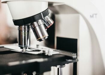 Microscópio em laboratório, imagem ilustrativa para pesquisa sobre organismo capaz de suportar temperaturas extremas
