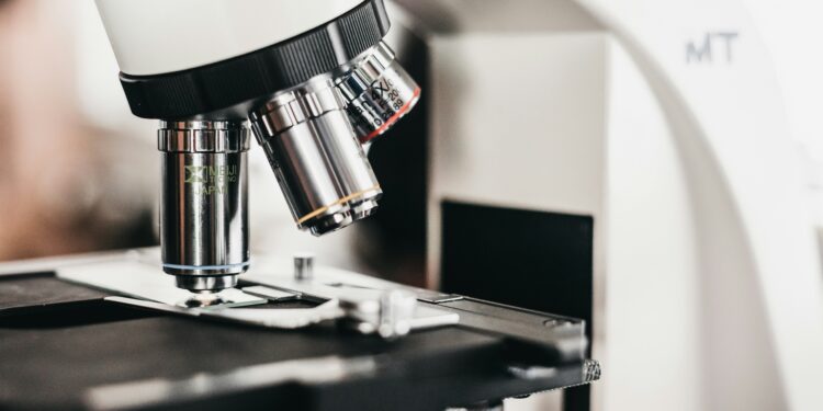 Microscópio em laboratório, imagem ilustrativa para pesquisa sobre organismo capaz de suportar temperaturas extremas