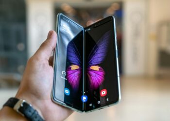 Smartphone dobrável, imagem ilustrativa para matéria sobre o iPhone Duo