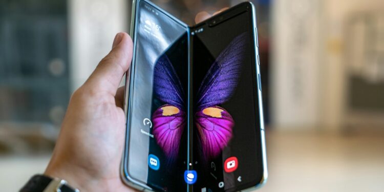 Smartphone dobrável, imagem ilustrativa para matéria sobre o iPhone Duo