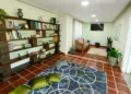 Sala de convivência de unidade de acolhimento terapêutico em São Paulo