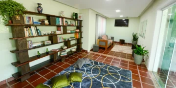 Sala de convivência de unidade de acolhimento terapêutico em São Paulo