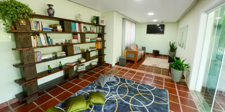 Sala de convivência de unidade de acolhimento terapêutico em São Paulo