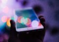 Pessoa usando smartphone, imagem ilustrativa para matéria sobre recursos de inteligência artificial em dispositivos Apple