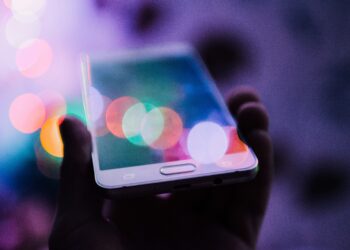 Pessoa usando smartphone, imagem ilustrativa para matéria sobre recursos de inteligência artificial em dispositivos Apple