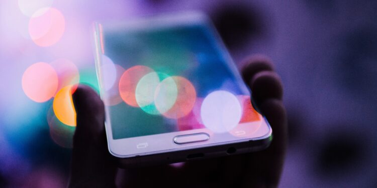 Pessoa usando smartphone, imagem ilustrativa para matéria sobre recursos de inteligência artificial em dispositivos Apple