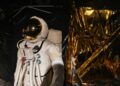 Pessoa usando traje de astronauta, imagem ilustrativa para matéria sobre estresse e sono em missões espaciais