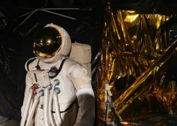 Pessoa usando traje de astronauta, imagem ilustrativa para matéria sobre estresse e sono em missões espaciais