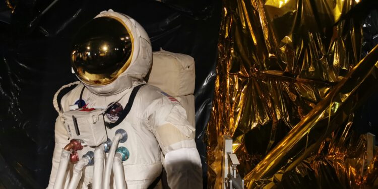 Pessoa usando traje de astronauta, imagem ilustrativa para matéria sobre estresse e sono em missões espaciais