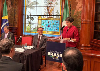 Representantes do Brasil e do México reunidos para discutir cooperação tecnológica e produtiva em saúde
