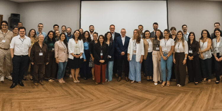 Representantes brasileiros e britânicos reunidos em oficina sobre negociação de preços de tecnologias em saúde