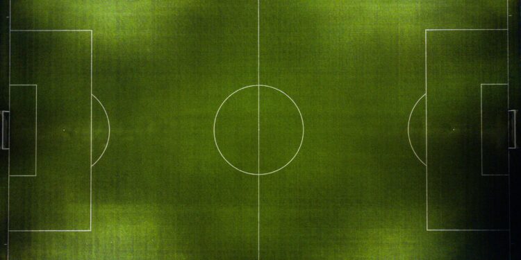 Campo de futebol visto de cima, imagem ilustrativa para matéria sobre o Brasileirão Feminino