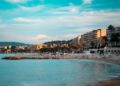 Vista costeira de Cannes, na Riviera Francesa, imagem ilustrativa para matéria sobre gravações de série na França