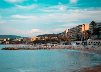 Vista costeira de Cannes, na Riviera Francesa, imagem ilustrativa para matéria sobre gravações de série na França
