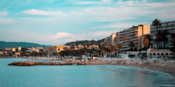 Vista costeira de Cannes, na Riviera Francesa, imagem ilustrativa para matéria sobre gravações de série na França