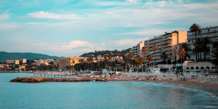 Vista costeira de Cannes, na Riviera Francesa, imagem ilustrativa para matéria sobre gravações de série na França