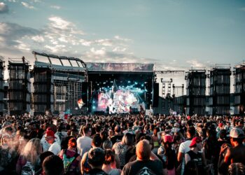Público reunido em apresentação musical ao ar livre, imagem ilustrativa para matéria sobre programação cultural