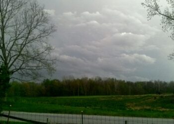 Nuvens escuras de tempestade sobre campo em imagem ilustrativa da previsão de chuva