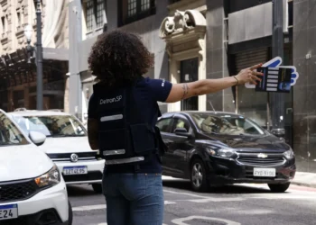 Agente do Detran-SP durante atividade de fiscalização de trânsito