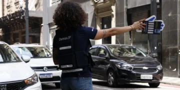 Agente do Detran-SP durante atividade de fiscalização de trânsito