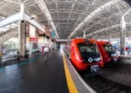 Trens da CPTM em plataforma de estação na Grande São Paulo