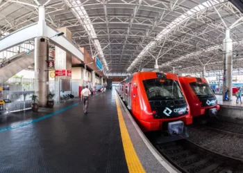 Trens da CPTM em plataforma de estação na Grande São Paulo