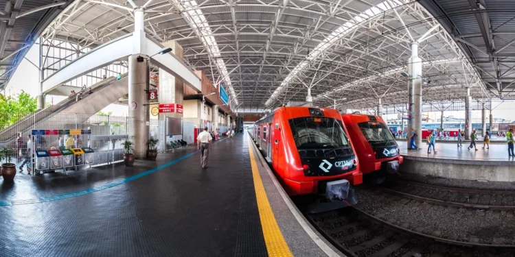 Trens da CPTM em plataforma de estação na Grande São Paulo