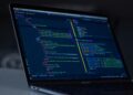 Código de programação exibido em computador, imagem ilustrativa para matéria sobre exercício de defesa cibernética