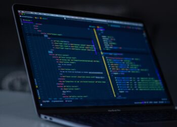 Código de programação exibido em computador, imagem ilustrativa para matéria sobre exercício de defesa cibernética