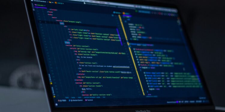 Código de programação exibido em computador, imagem ilustrativa para matéria sobre exercício de defesa cibernética