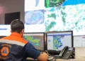 Agente da Defesa Civil de São Paulo monitora condições meteorológicas em sala de operações