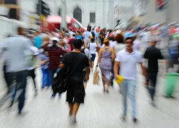 Pedestres circulam por área movimentada em São Paulo, imagem ilustrativa sobre mudanças demográficas