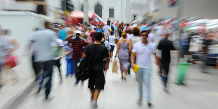 Pedestres circulam por área movimentada em São Paulo, imagem ilustrativa sobre mudanças demográficas