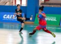 Atletas disputam partida de futsal feminino em quadra, imagem ilustrativa dos amistosos da Seleção Brasileira