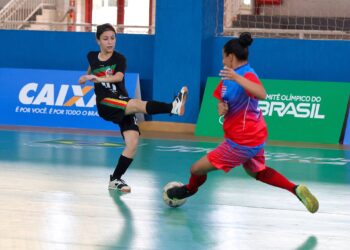 Atletas disputam partida de futsal feminino em quadra, imagem ilustrativa dos amistosos da Seleção Brasileira