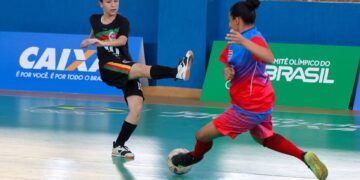 Atletas disputam partida de futsal feminino em quadra, imagem ilustrativa dos amistosos da Seleção Brasileira