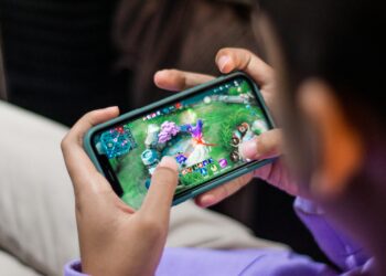 Pessoa joga em smartphone, imagem ilustrativa para matéria sobre torneio de Clash Royale na América Latina