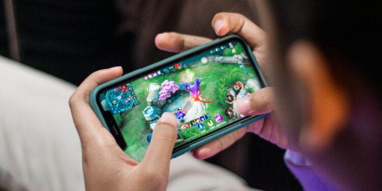 Pessoa joga em smartphone, imagem ilustrativa para matéria sobre torneio de Clash Royale na América Latina