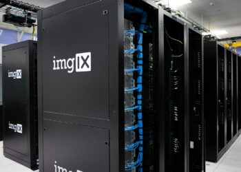 Servidores em data center, imagem ilustrativa para matéria sobre investimentos e infraestrutura de inteligência artificial
