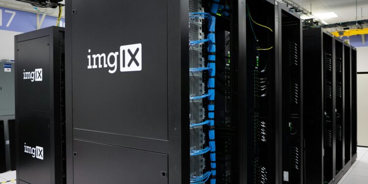 Servidores em data center, imagem ilustrativa para matéria sobre investimentos e infraestrutura de inteligência artificial