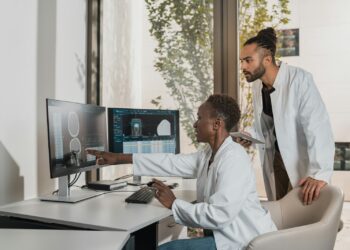 Profissionais de saúde analisam imagens médicas em computadores, imagem ilustrativa para matéria sobre ética no uso de inteligência artificial em pesquisa