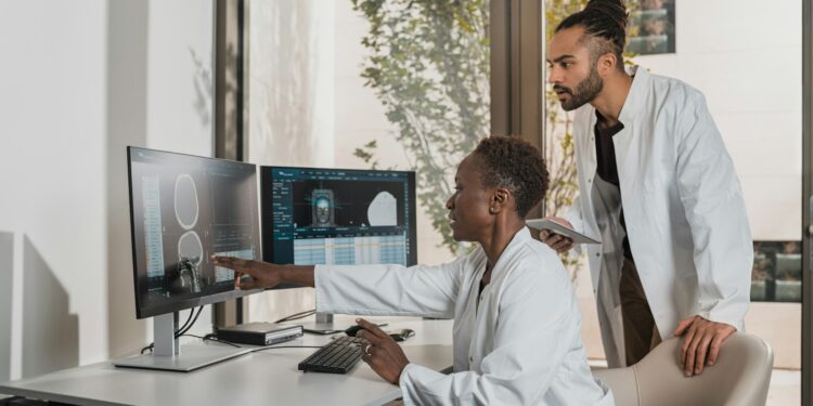Profissionais de saúde analisam imagens médicas em computadores, imagem ilustrativa para matéria sobre ética no uso de inteligência artificial em pesquisa