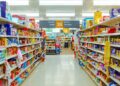 Prateleiras de supermercado com produtos, imagem ilustrativa para matéria sobre inflação e deflação no Brasil